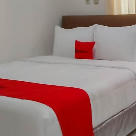 Reddoorz @ Jalan Ahmad Yani Hotell Karawang Eksteriør bilde