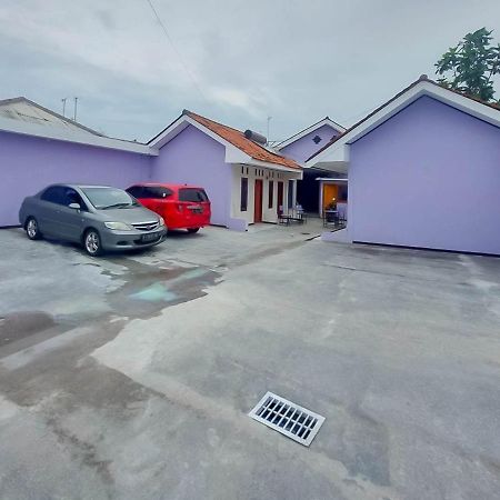 Reddoorz @ Jalan Ahmad Yani Hotell Karawang Eksteriør bilde