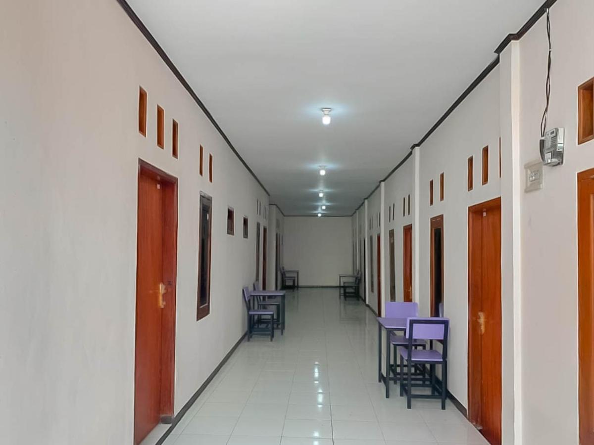 Reddoorz @ Jalan Ahmad Yani Hotell Karawang Eksteriør bilde