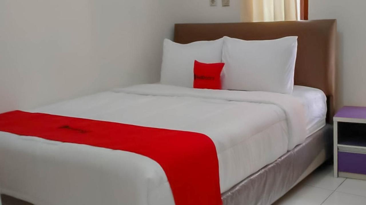Reddoorz @ Jalan Ahmad Yani Hotell Karawang Eksteriør bilde