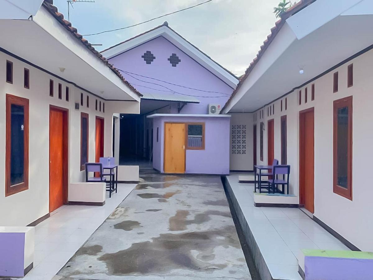 Reddoorz @ Jalan Ahmad Yani Hotell Karawang Eksteriør bilde